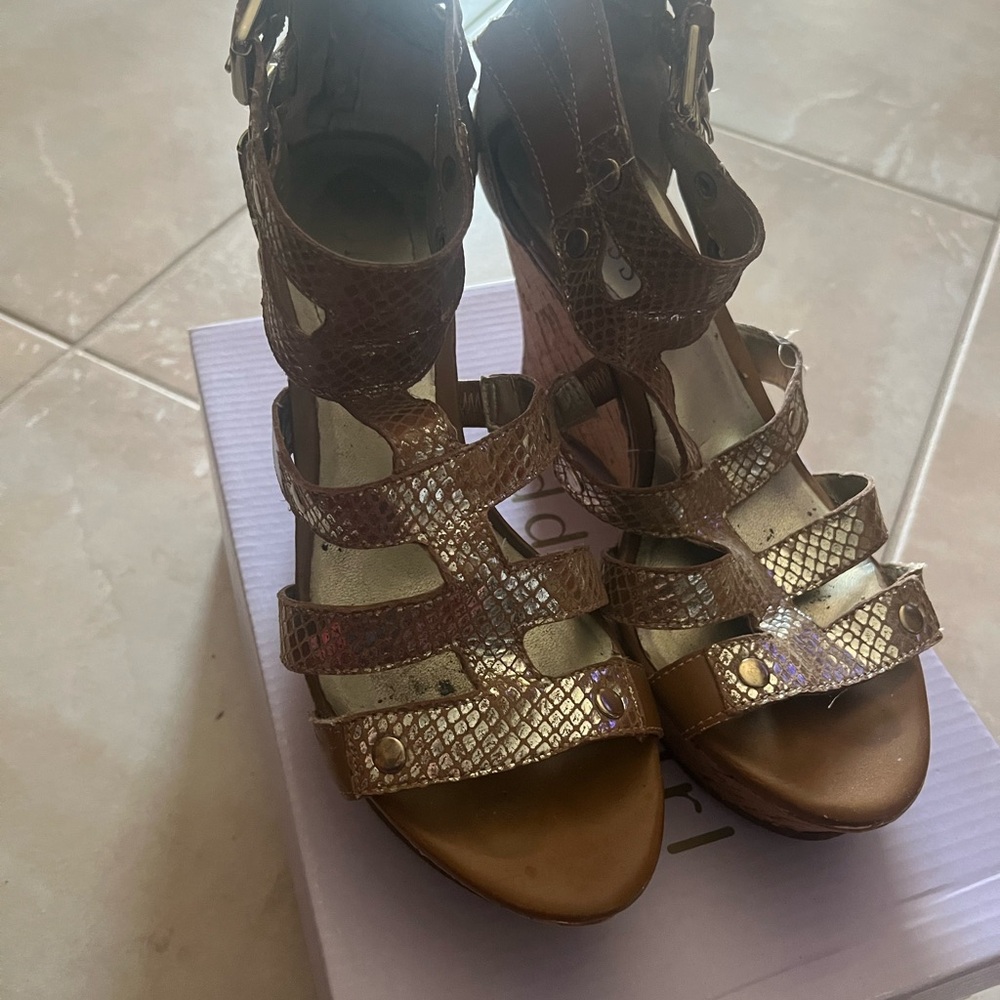 Guess gold metallic snakeskin wedges